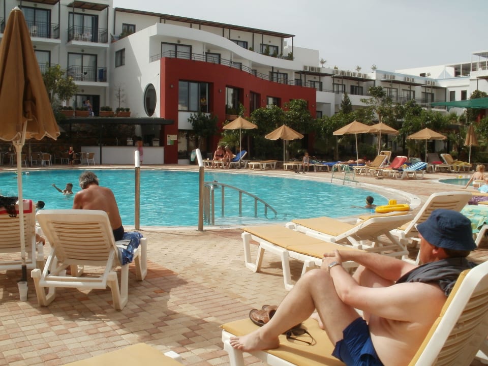 Pool mit Hauptgebäude Arminda Hotel and SPA