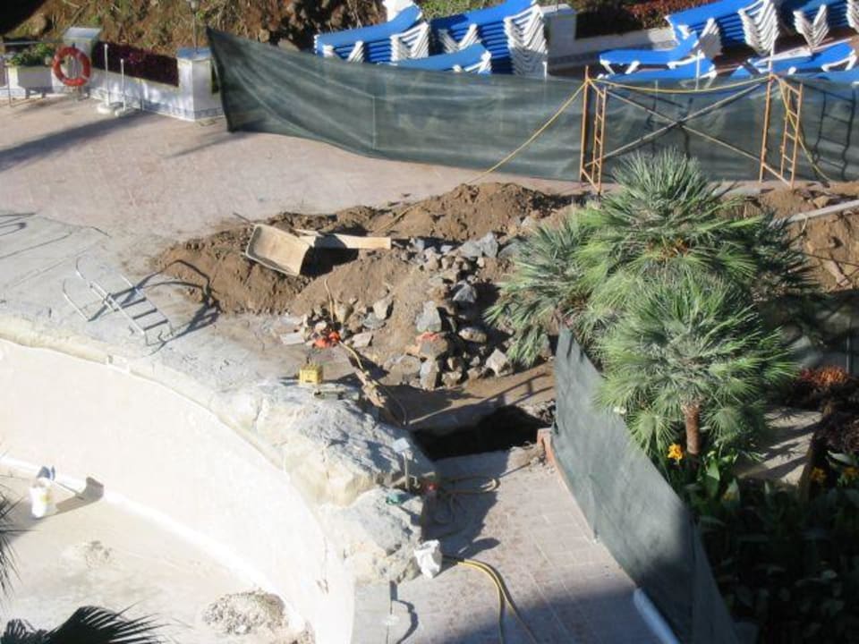 Bauarbeiten am leeren Pool erfreuen den Gast BLUESEA Costa Jardin Spa