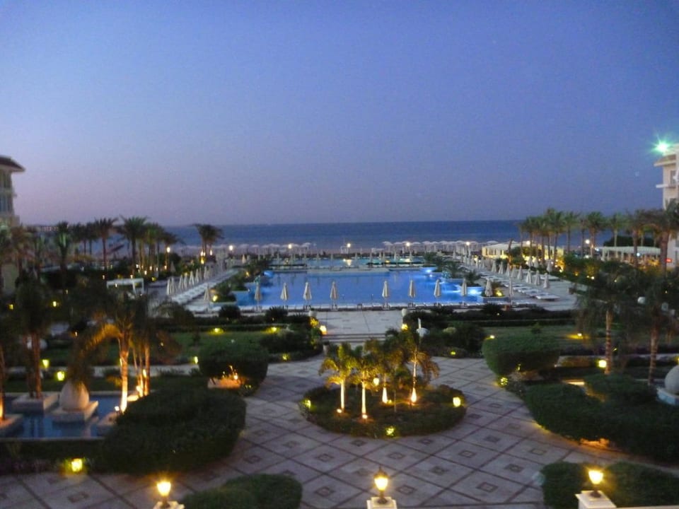 Poollandschaft und dahinter das Rote Meer Premier Le Reve Hotel & Spa