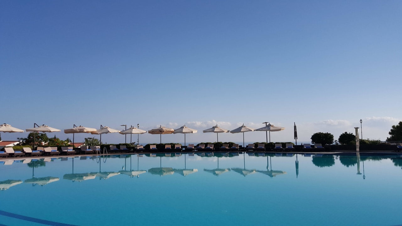 Relax by the pool and do not worry about a thing. Chamada Prestige Hotel & Spa