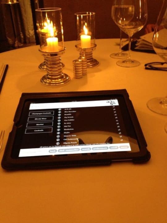 Bestellung via Tablet im Grillrestaurant The St. Regis Saadiyat Island Resort, Abu Dhabi