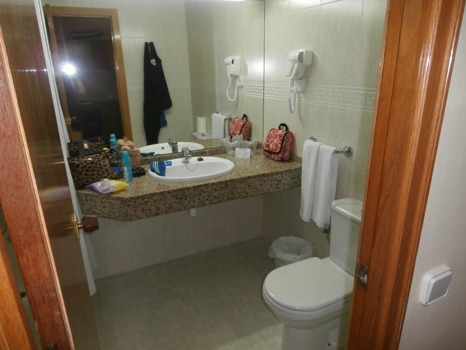 Badezimmer, links hinter der Tür mit Badewanne Apartamentos Best Michelangelo