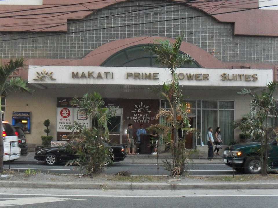 Eingangsbereich vor dem Hotel Makati Prime Tower Suites