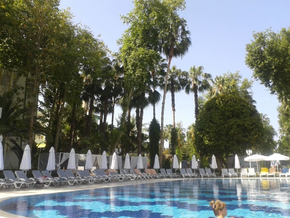 Poolanlage eingebettet in die Botanik Hotel Botanik Platinum