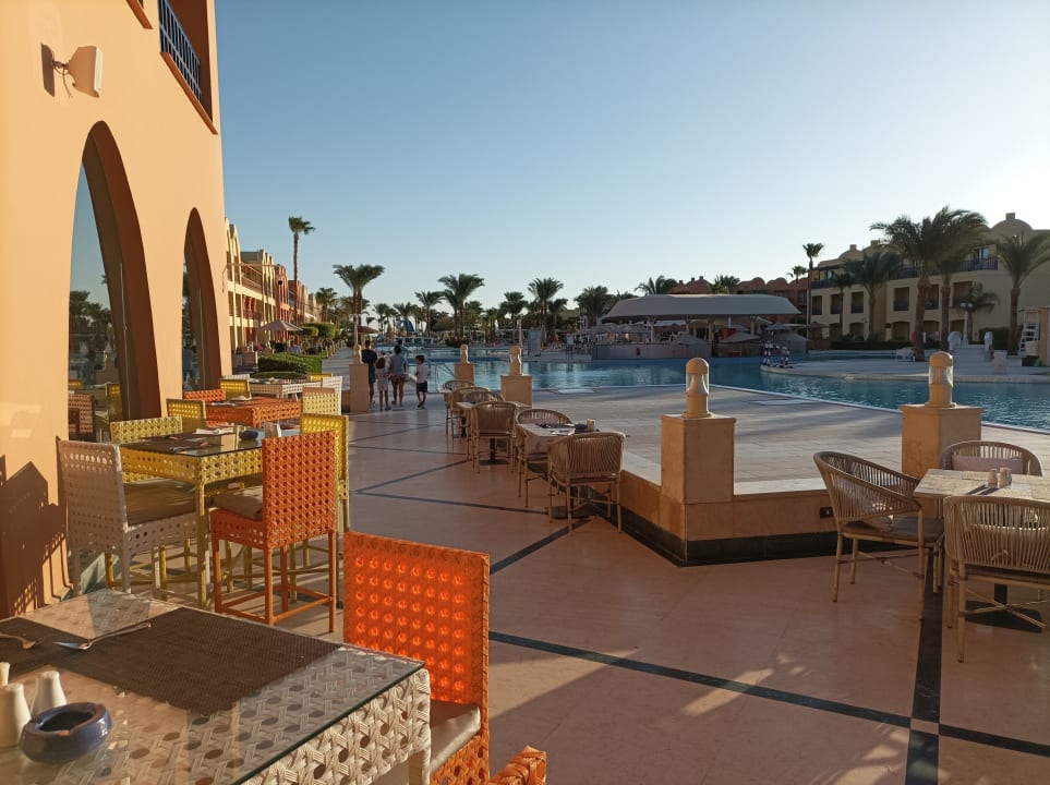 swim-up-poolbar-ab-16-jah-titanic-beach-spa-aqua-park-hurghada