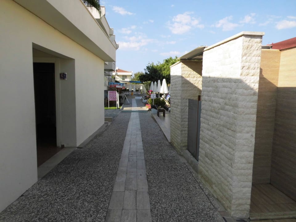 Links die Toiletten am Pool Dream Family Club