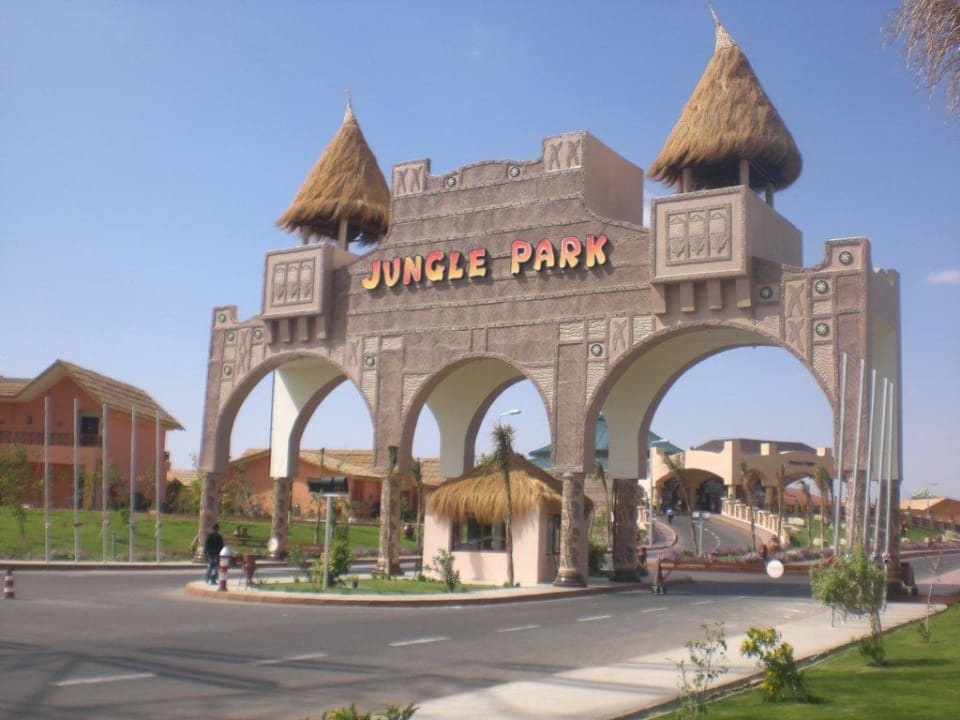 Einfahrt zum Jungle Park Pickalbatros Jungle Aqua Park Resort - Neverland Hurghada