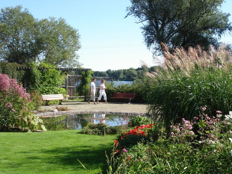 Spaziergang durch den Garten Hotel Am Tiefwarensee