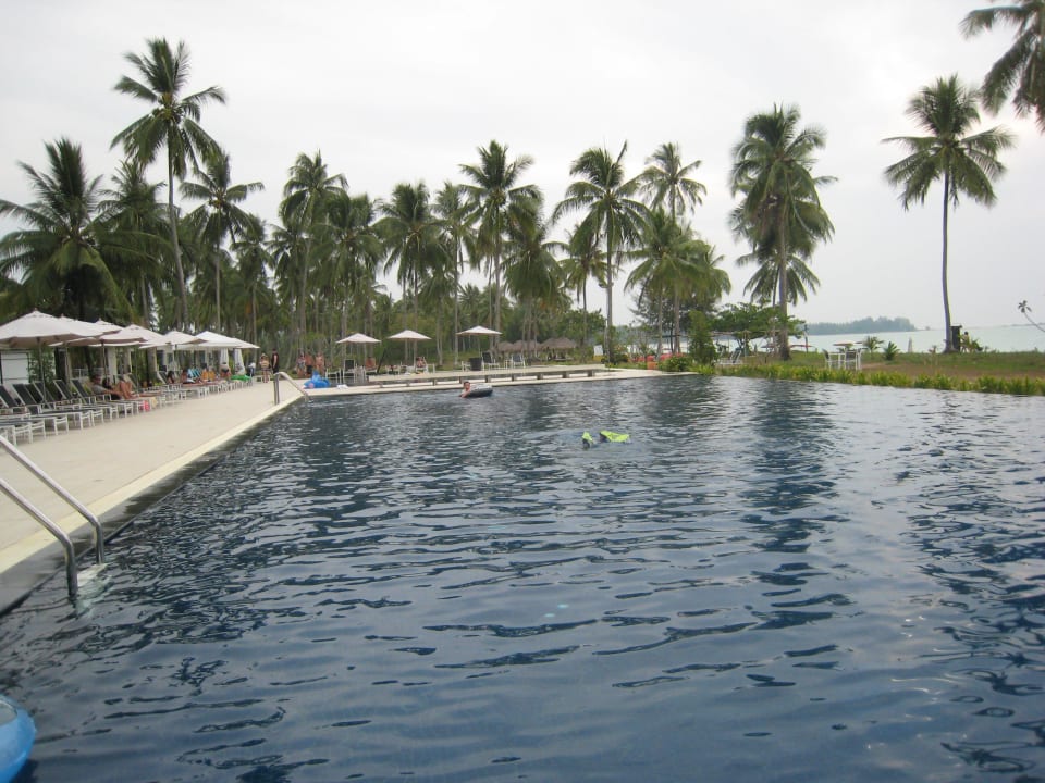Großer Pool mit Blick zum Strand Kantary Beach Hotel - KHAO LAK