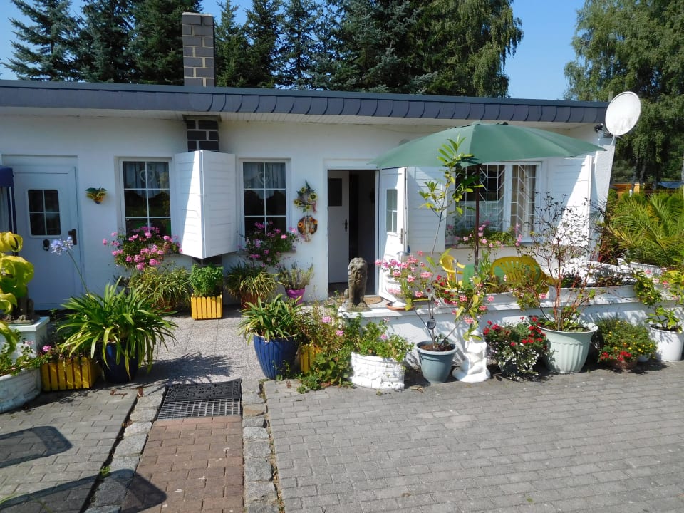 Vorm Eingang zum Bungalow Naherholungsgebiet am Rückersdorfer See