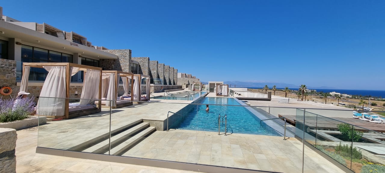 Pool The Royal Senses Resort, Curio Collection by Hilton