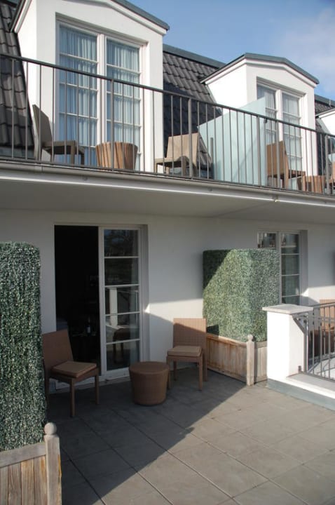 Terrasse des Zimmers mit darüberliegenden Einheiten Strandhotel Zingst