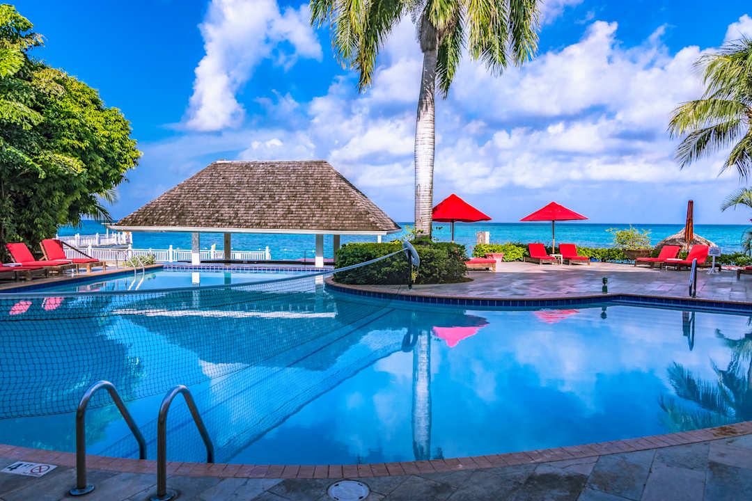 Pool Grand Decameron Montego Beach