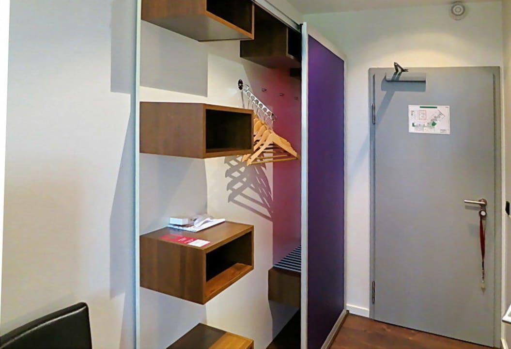 #108, Blick von Bett Richtung "Schrank" und Tür Auszeit Hotel Düsseldorf