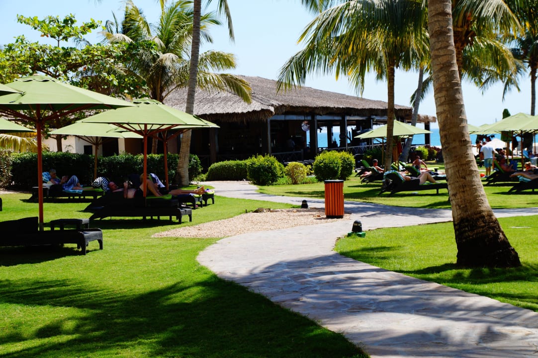 Liegewiese mit >Bar im Hintergrund Hilton Salalah  Resort