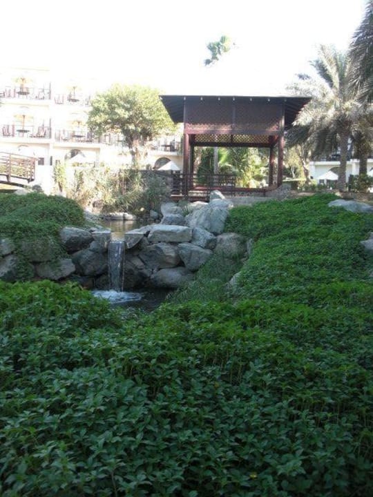 Parkanlage zwischen Hotelzimmer und Strand JA Palm Tree Court