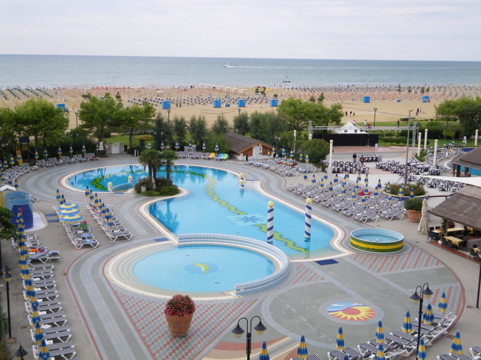 Poolanlage Aparthotel Holiday