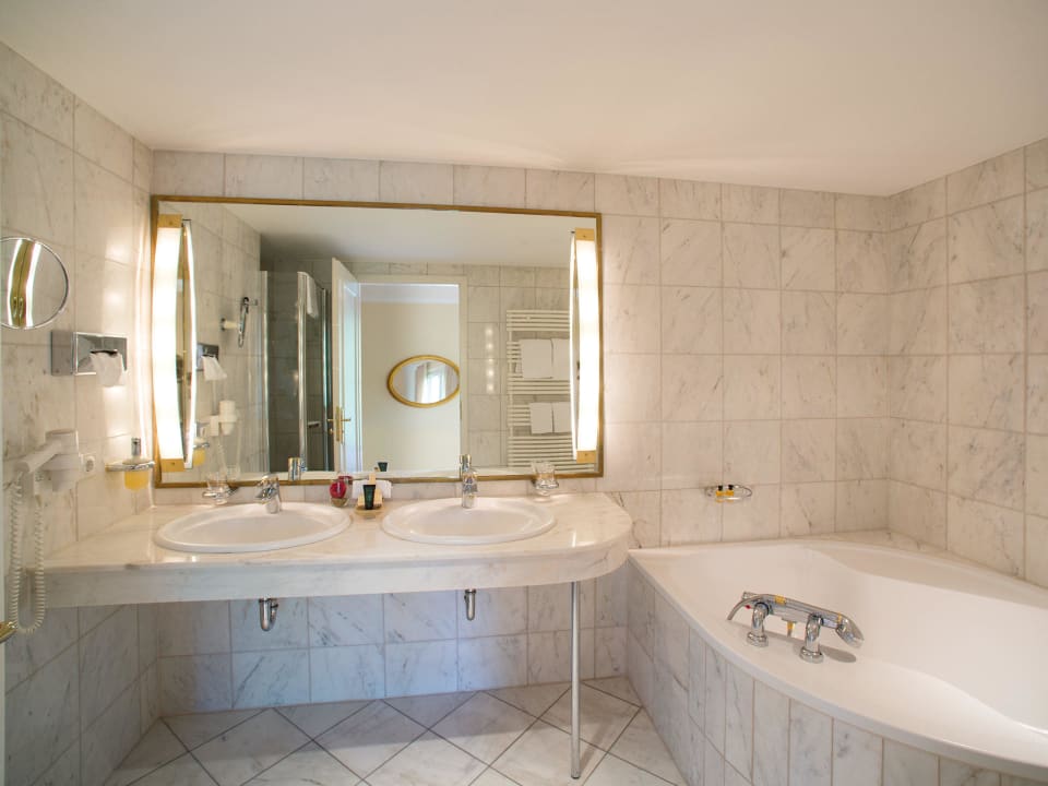 Bad, Junior-Suite Victor's Residenz-Hotel Saarbrücken