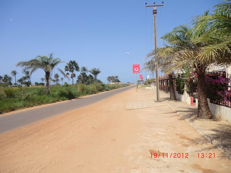 Straße zum Strand, rechst ist das Hotel Djeliba Resort