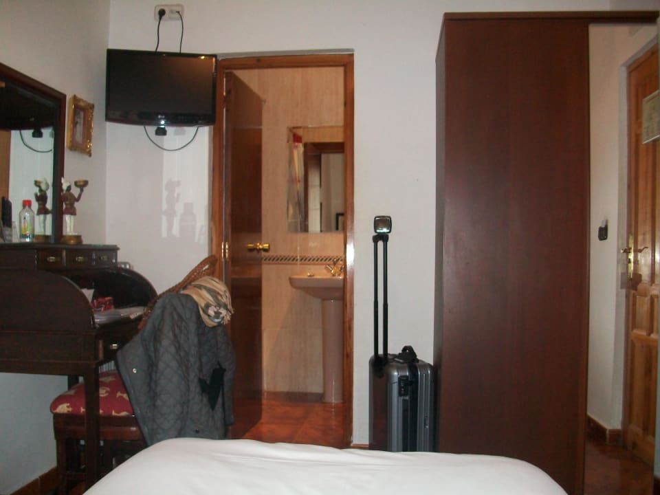 Zimmer Blick ins Bad Hostal Marlasca