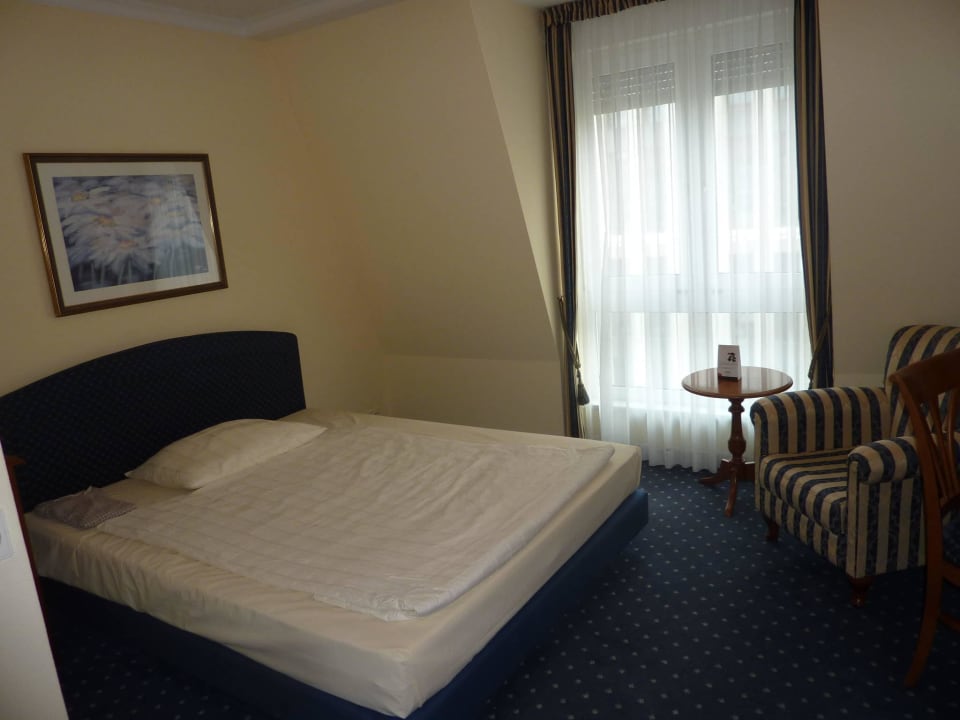Breites Einzelbett Victor's Residenz Hotel Leipzig