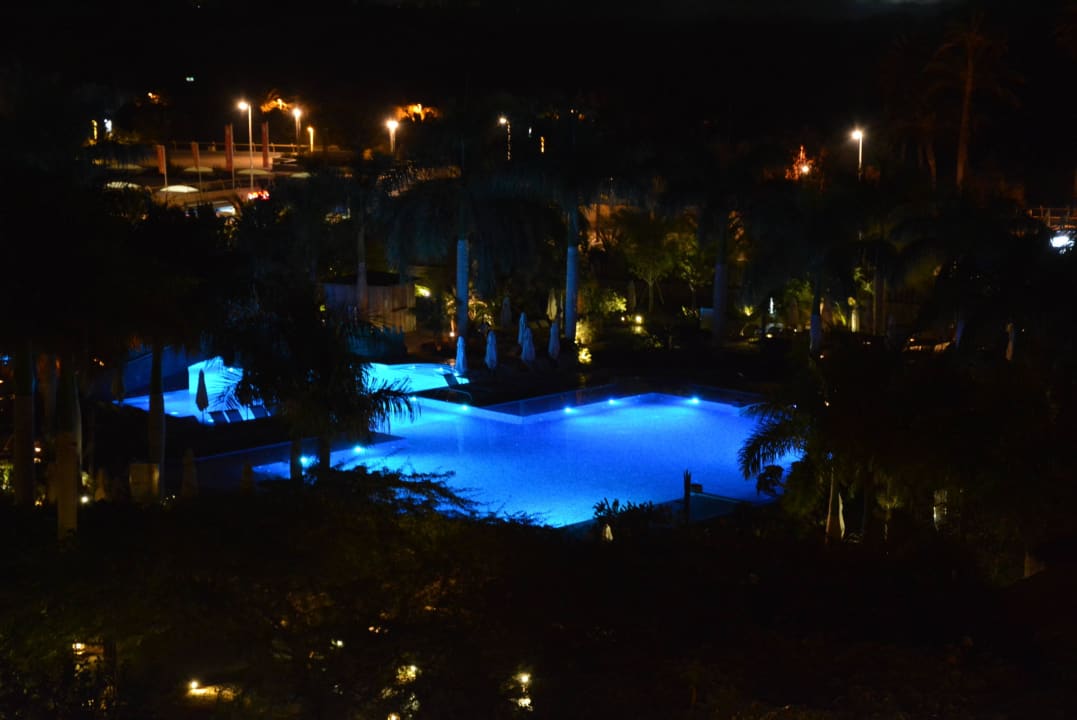 Einer der 6 Swimmingpools in der Nacht Lopesan Baobab Resort