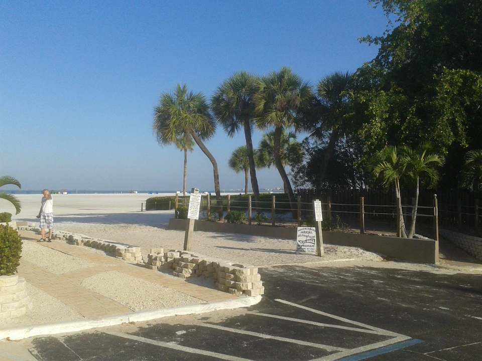 Blick von der Zimmertüre zum Parkplatz und Strand Wyndham Garden Hotel Fort Myers Beach