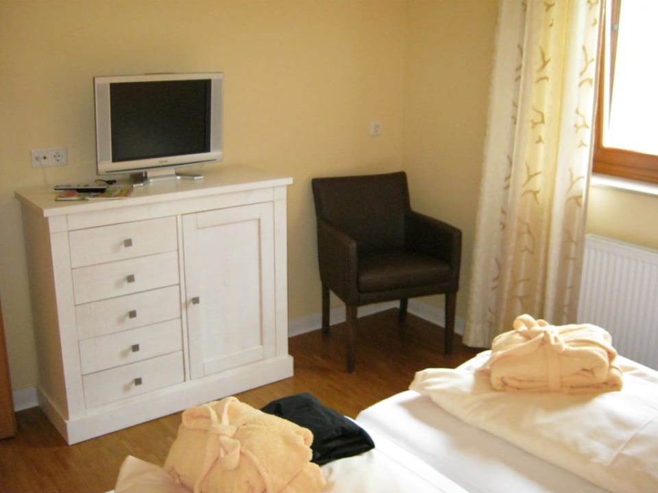 Flat-TV im Schlafzimmer Jammertal Golf & SPA-Resort