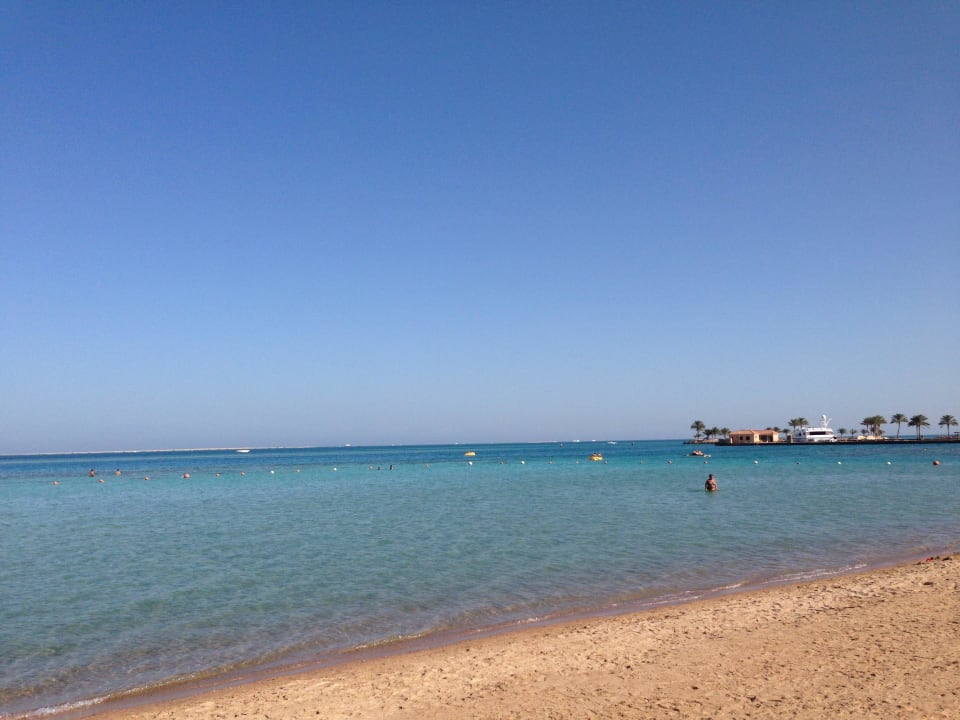 Strand mit seichtem Wasser Steigenberger ALDAU Beach Hotel
