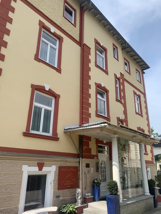 Außenansicht Hotel Pension Almrausch
