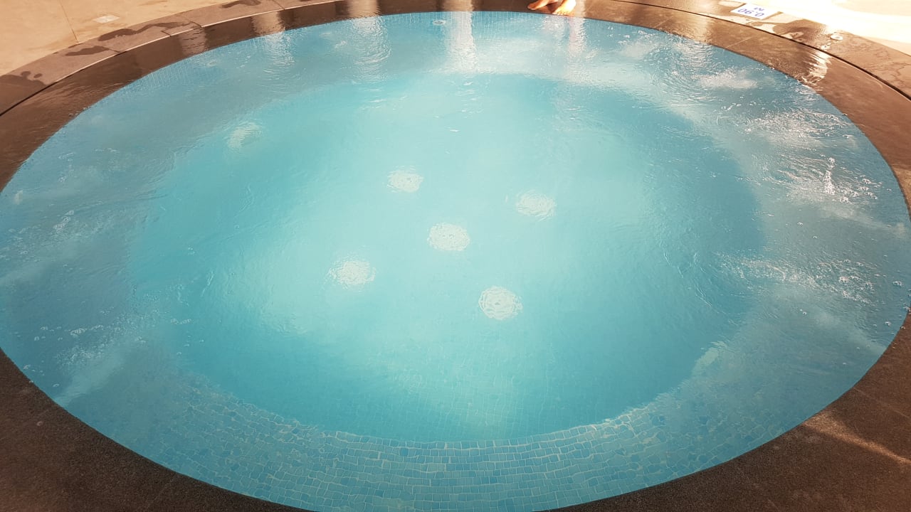 Pool Wyndham Garden Ajman Corniche
