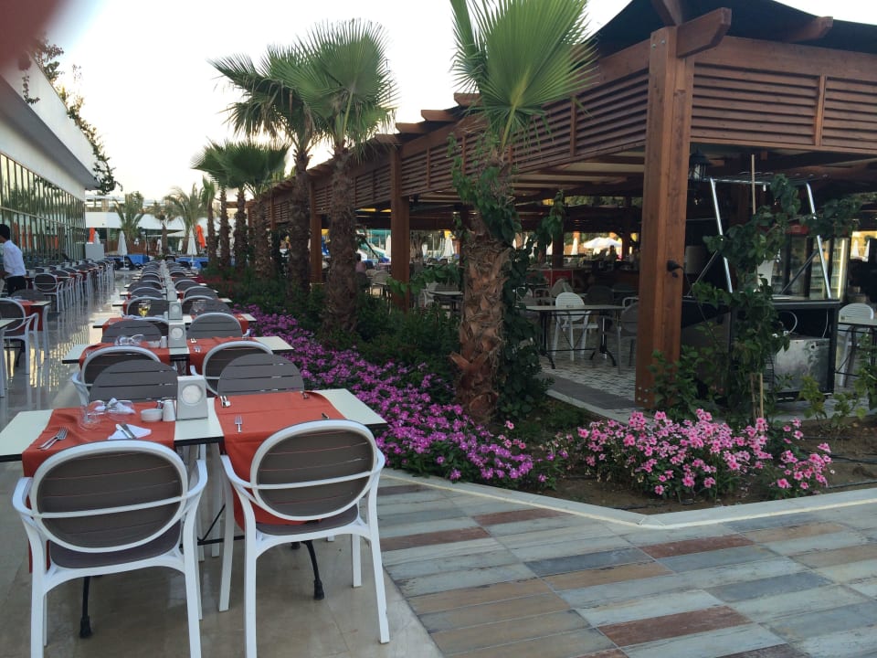 Ein Teil der Aussenterrasse Port Nature Luxury Resort & Spa