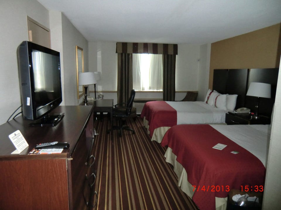 Zimmer mit TV und Schreibtisch Hotel Holiday Inn Philadelphia Stadium