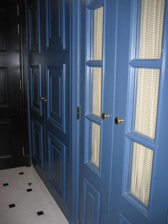 Schranktür (links) Tür zum Bad (rechts) NH Brugge