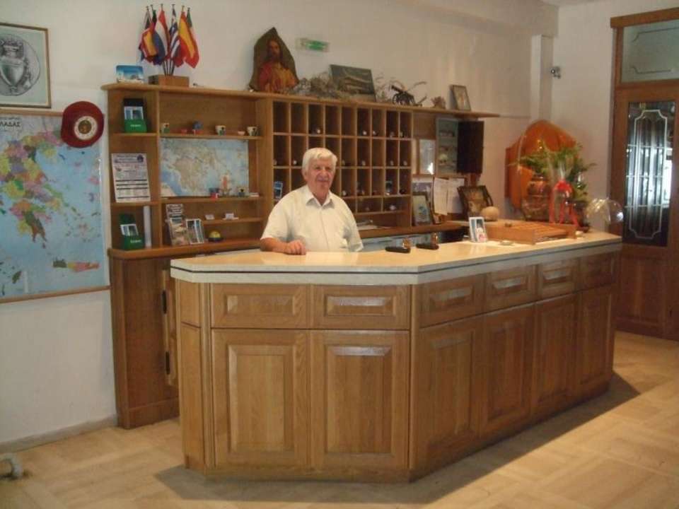 Mister Bousoulas an der Rezeption Hotel Bousoulas