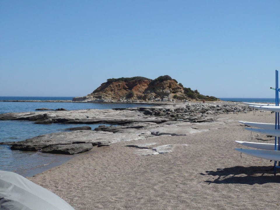Kiesstrand vorm Hotel Rodos Princess Beach Hotel & Spa