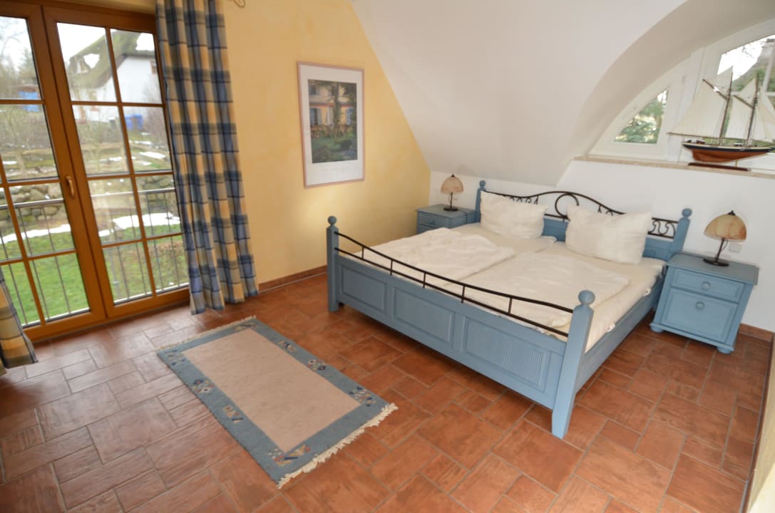 1 der Schlafzimmer der Haushälfte 1. Reethaus Preetz