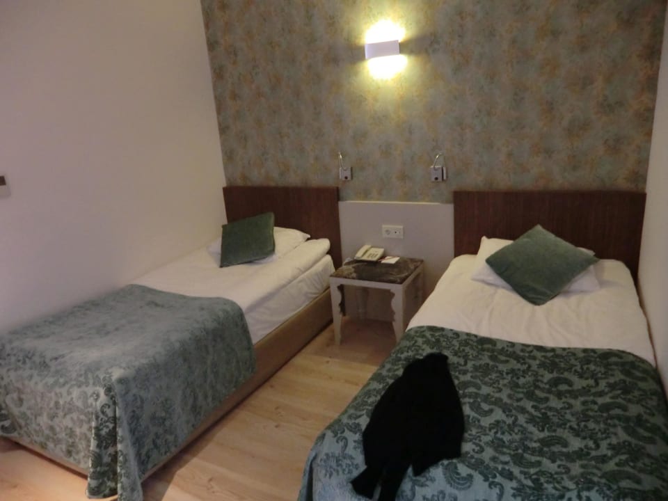 Das Vorzimmer mit zwei Betten Port Side Resort Hotel