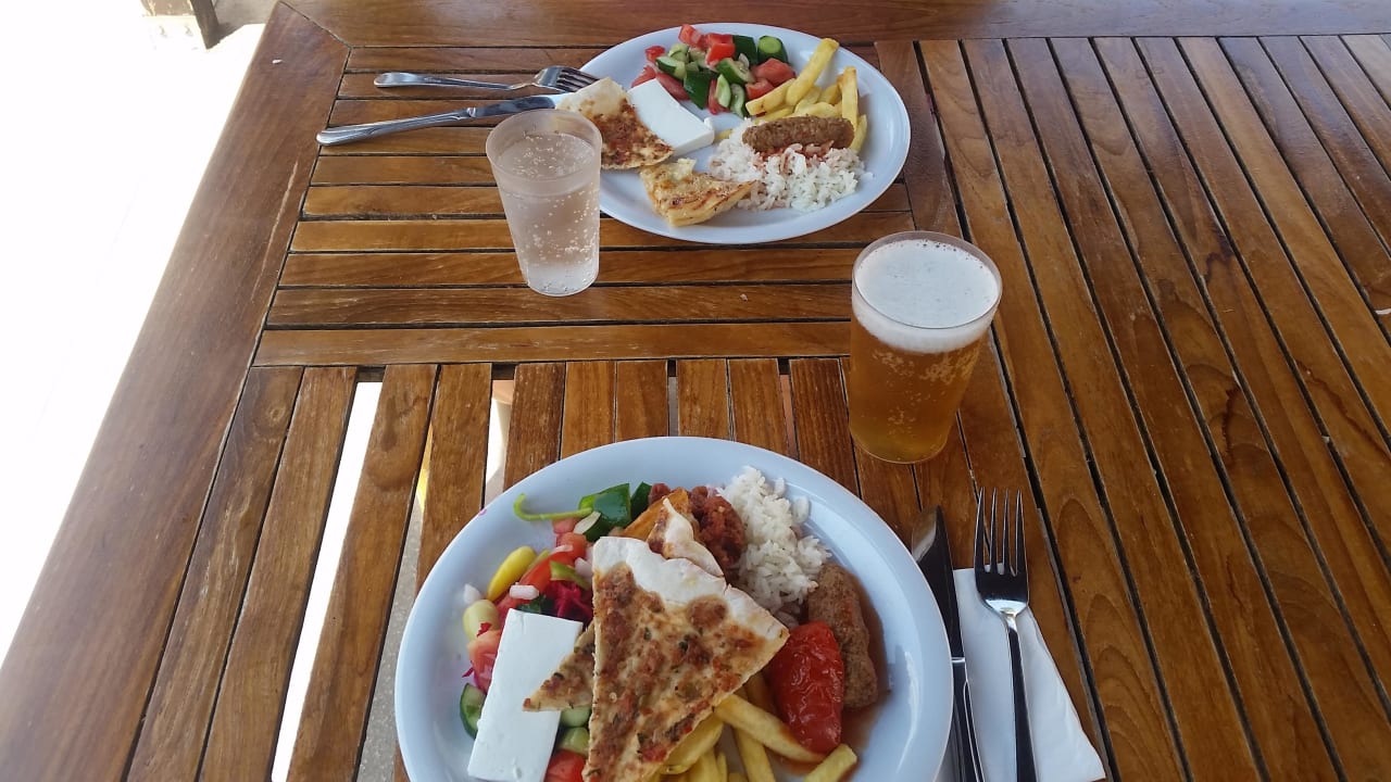 Mittagessen am Strand Fame Residence Lara & Spa