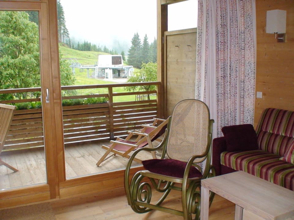 Gemütliche Fernsehecke Holzhotel Forsthofalm