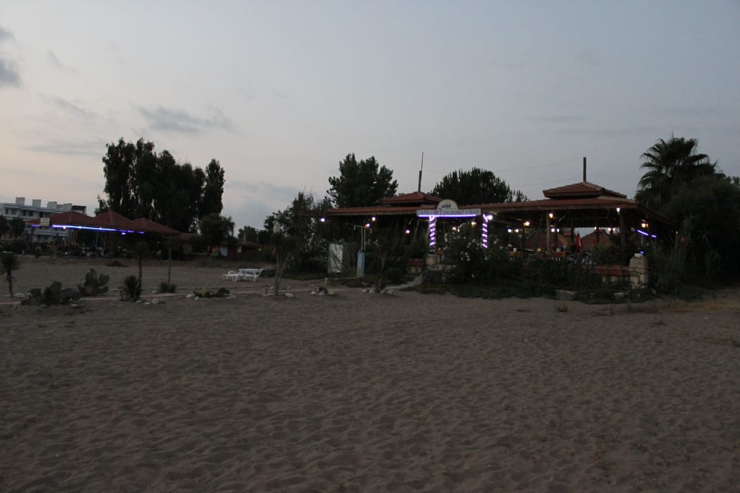 Außenansicht bei Dämmerung As Queen Beach