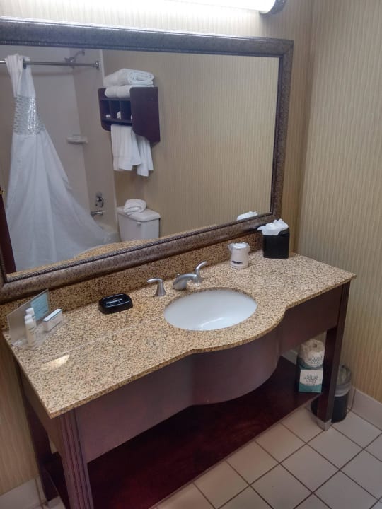 Großes Bad mit Wanne/Dusche im Spiegel Hotel Hampton Inn Palm Beach Gardens