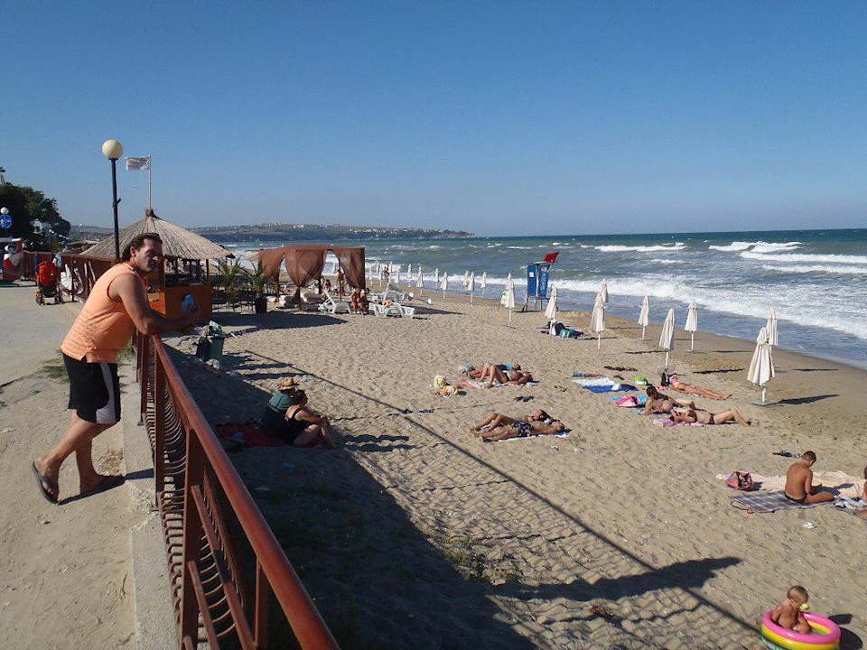 Levá strana pláže (severní) Coral Hotel