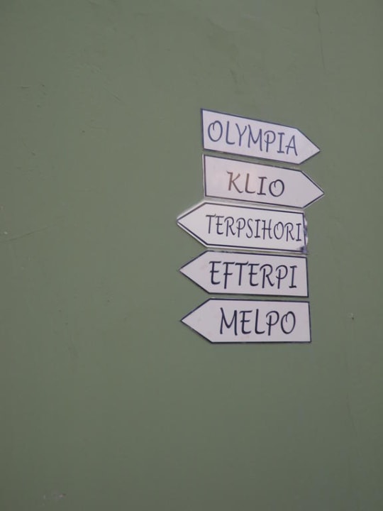 Kierunkowskazy do poszczególnych budynków Eri Beach & Village