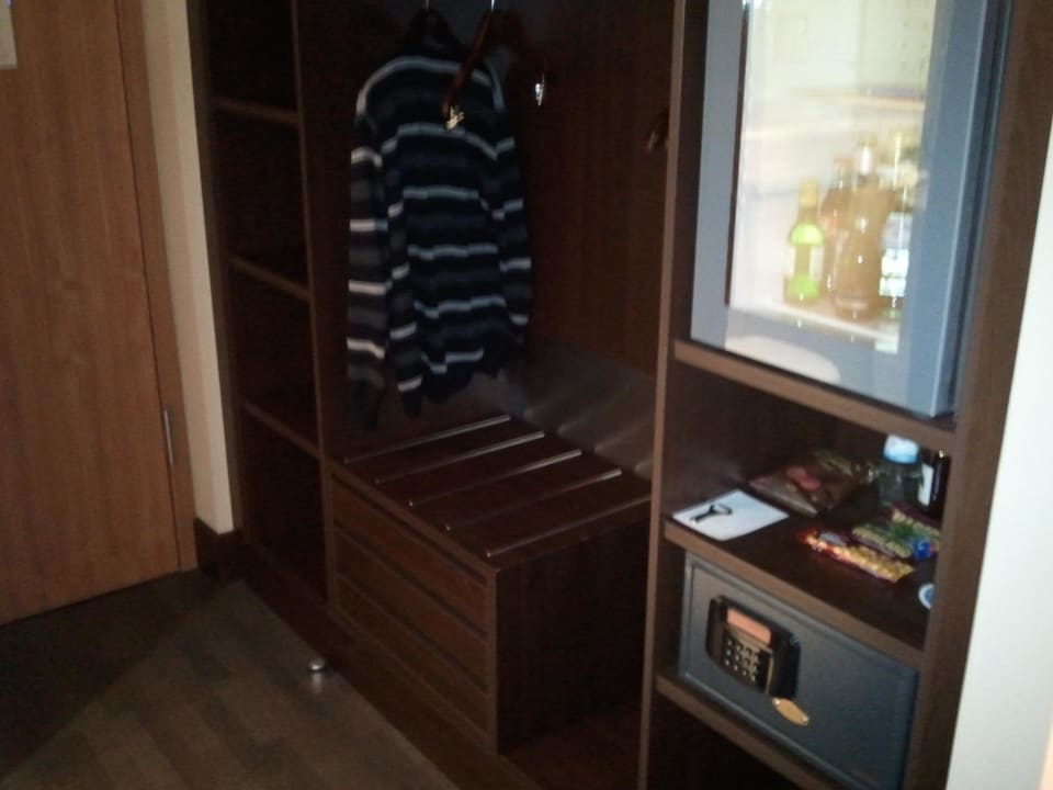 Minibar, Safe, offener Schrank NH Collection Berlin Mitte Friedrichstrasse