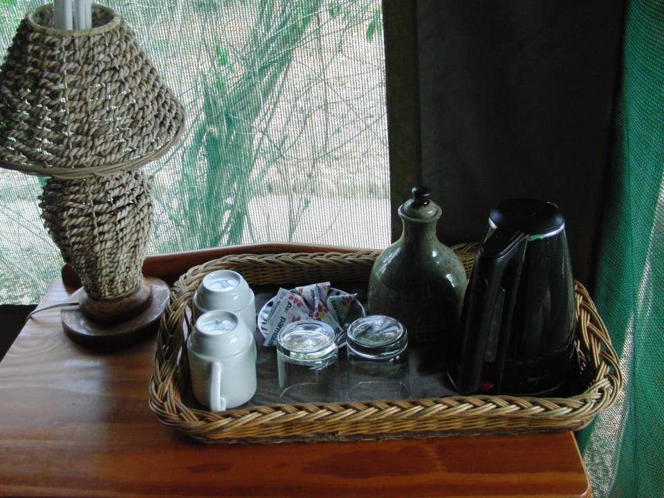 Wasser und Kaffee im Zimmer Game Lodge Tembe National Elephant Park