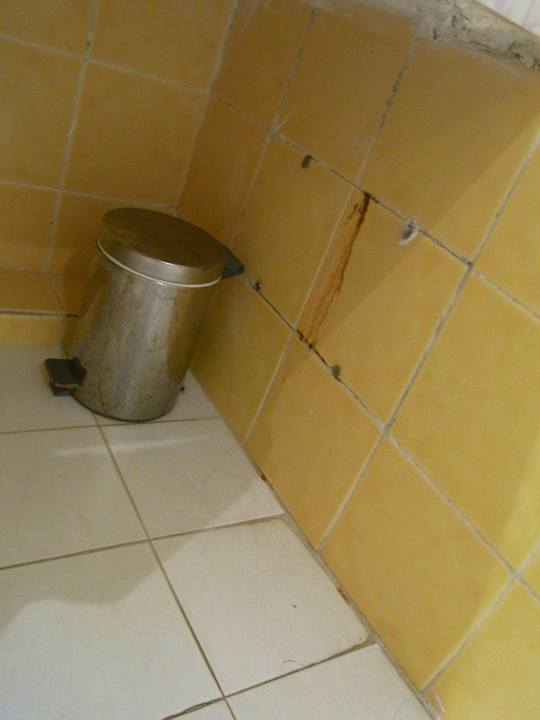 Blut an der Badewannenaußenseite Hotel Nesrine