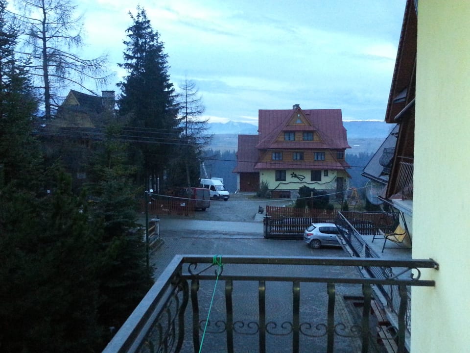 Widok z pokoju na parking "U Aniołka" Dom Wczasowy U Aniołka