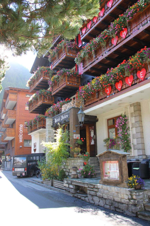 Hotel von Aussen Tradition Julen Hotel