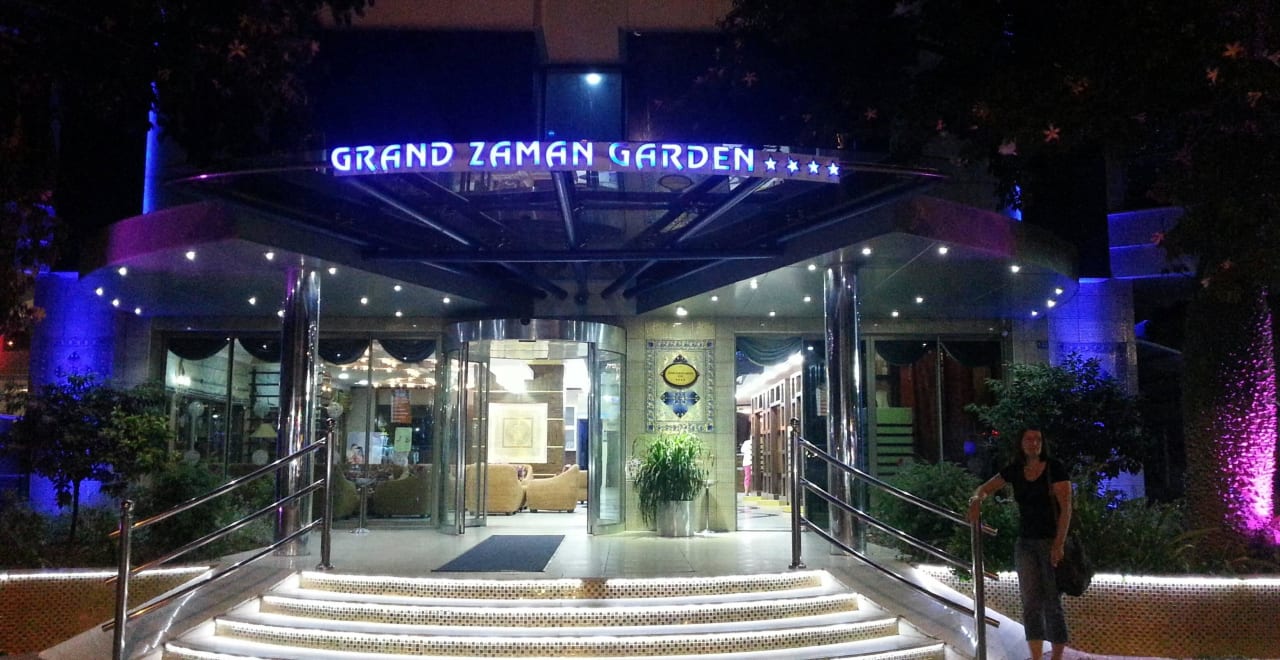 Eingang zum Hotel Hotel Grand Zaman Garden